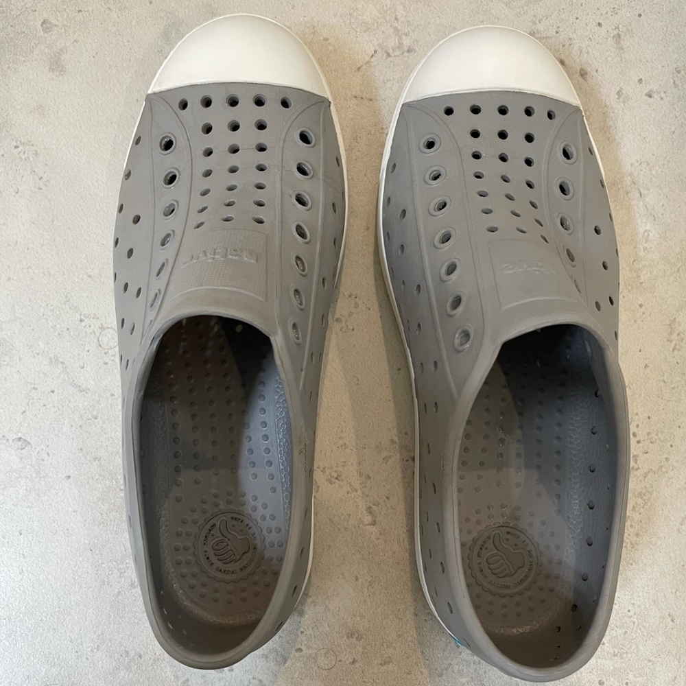 Native Shoes Youth Size 2 Gray